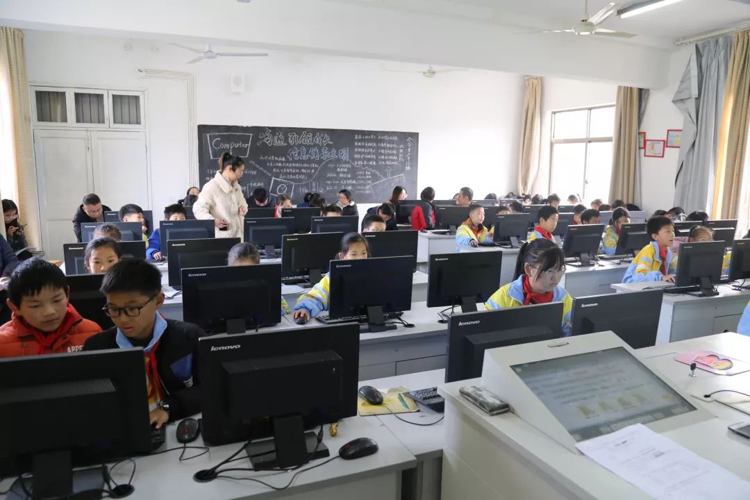 創(chuàng)新教學共研究 信息技術(shù)融課堂--縣信息教研活動在花橋中小舉行